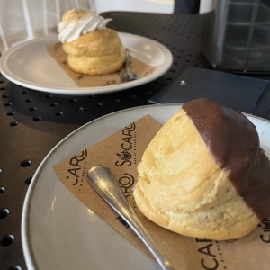 Profiteroles de chocolate y pie de limon