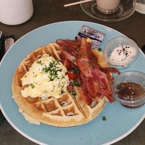 Waffle con Huevos y Bacon