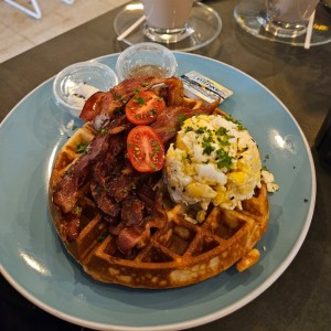 waffles huevos y bacon