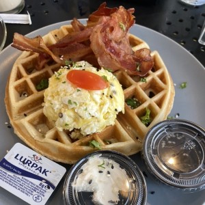 Waffles con huevos y bacon