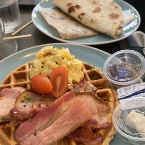 Waffle con Huevos y Bacon