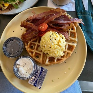 Waffle con Huevos y Bacon