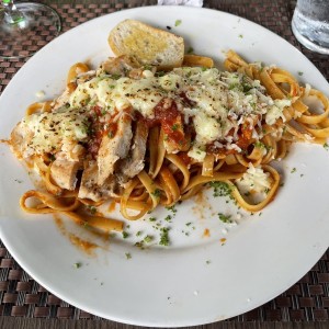 Fetuccini Pomodoro con pollo Gratinado