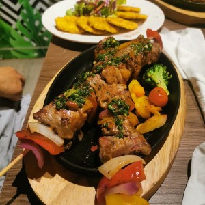 Brocheta de carne con patacones