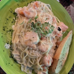 Spaghetti Alfredo de Camarones