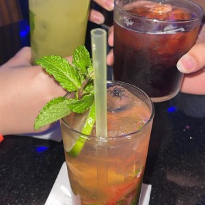 Mojito se fresa, maracuya y ron cola