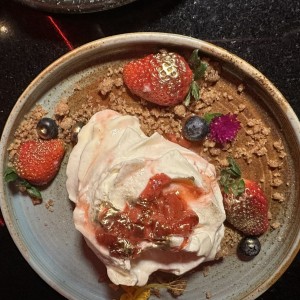Merengue con helado de fresa