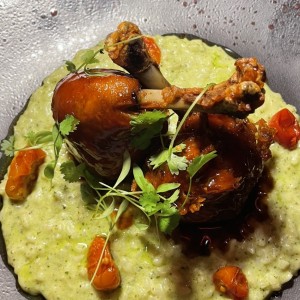 Pollo al jardin con risotto de nuez moscada y pesto