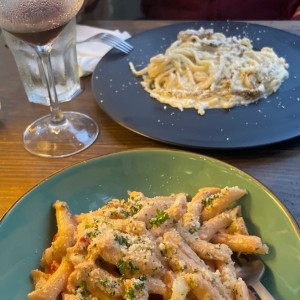 Tagglierine a la carbonara y penne salmone a la vodka