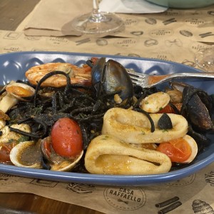 Taglierini nero frutti di mare