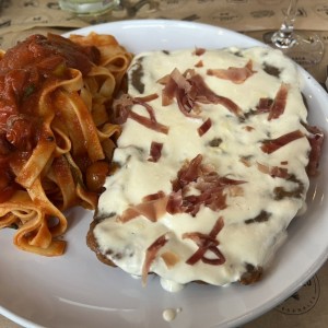 Milanesa de res con salsa 4 Quesos y Prosciutto