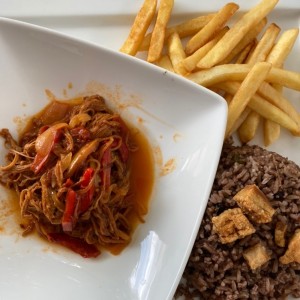 Arroz congri, ropa vieja y papitas . Simplemente delicioso