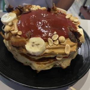 Pancakes con banano y mantequill de mani y mani tostado