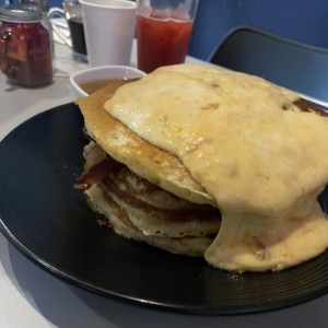 Pancakes con tocino, queso 