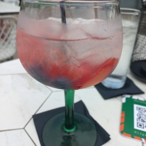 Gin con frutillas rojas