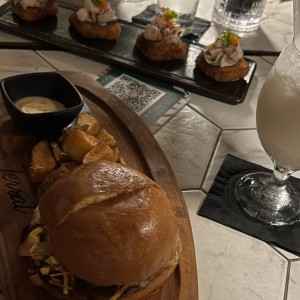 Hamburguesa y Causa