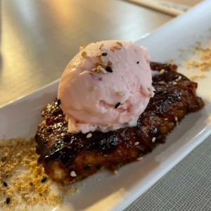 Pan escondido con helado y chocolate de matcha