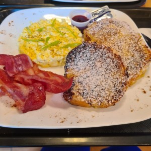 Desayuno Tostadas francesas con huevos y tocinos