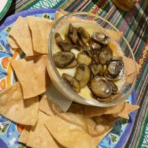 Queso fundido con hongos y totopos