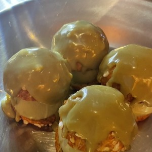 DOLCI - Pistacchio Profiteroles