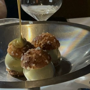 DOLCI - Pistacchio Profiteroles