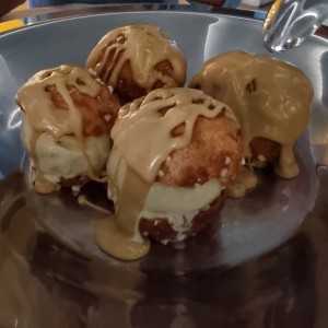 profiterol con helado de pistacchio