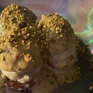 DOLCI - Pistacchio Profiteroles