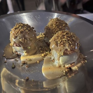 Postre con macadamias y helado