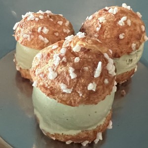 DOLCI - Pistacchio Profiteroles