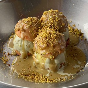 Profiteroles con helado de pistaccio