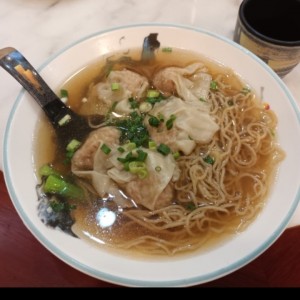 Sopa de Wanton y Fideos