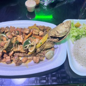 Pescado a lo Macho con arroz con coco