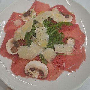 Carpaccio de res con hongos y parmesano