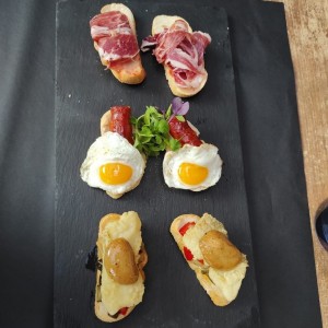 Tapas $35 para 2 personas. Una estafa 3 tapas para 2 +copa de vino 