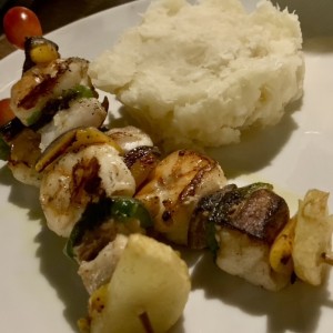 Brochetas de pescado y langostinos