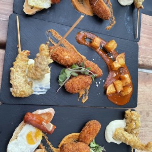 Tapas d langostinos. Chistorra y croquetas de bacalao. 