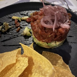 Tartar de atun en cama de aguacate