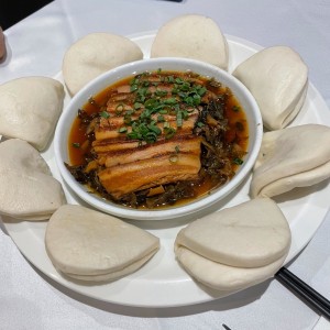 Puerco cocido con tofu encurtido