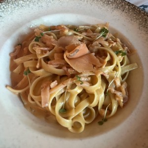 Fettucine alla Crema Rosa di Salmone e Vodka