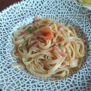 Fettucine alla Crema Rosa di Salmone e Vodka