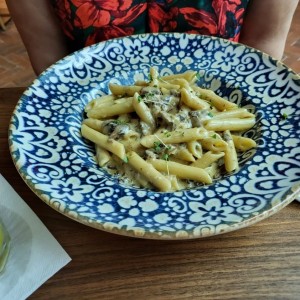 Penne con salsa blanca y hongos