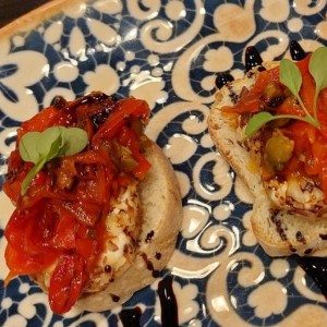 Crostini Peperonata e Caprino