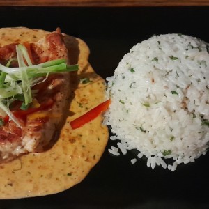 Pollo a la salsa de pimientos con Arroz con coco