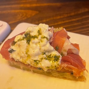 Brusquetas de Prosciutto y Burrata