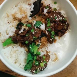 Mongolian beef con hojas de mostaza