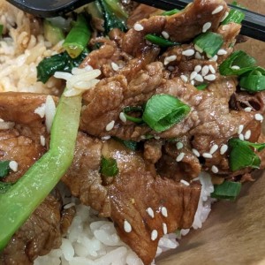 mongolian beef con arroz de Jasmine 