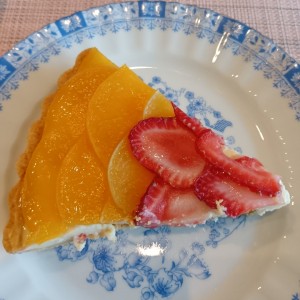 Tartaleta de melocotones y fresas 