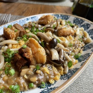 Risotto de hongos y chicharon 