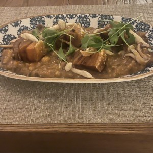 Risotto de hongos con aceite de trufas y chicharron