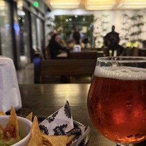 Nachos con guacamole y cerveza Cristal de Fresa